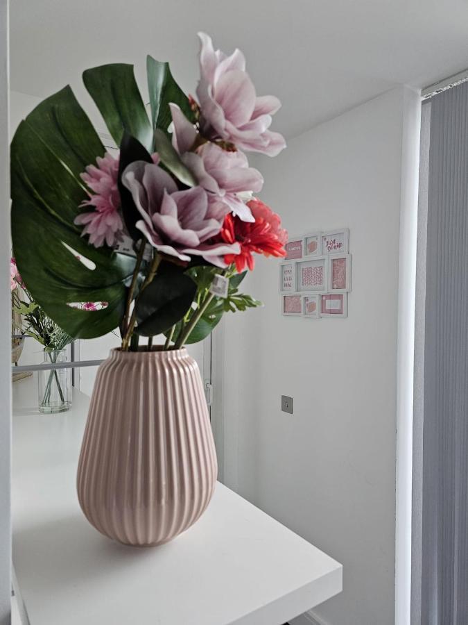2 Bed Luxurious Apartments Canary Wharf London Exterior photo