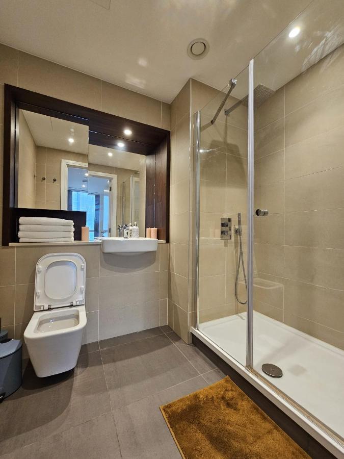 2 Bed Luxurious Apartments Canary Wharf London Exterior photo